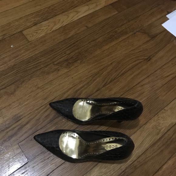 BCBG Faux Snake pointed heel - Picture 2 of 3